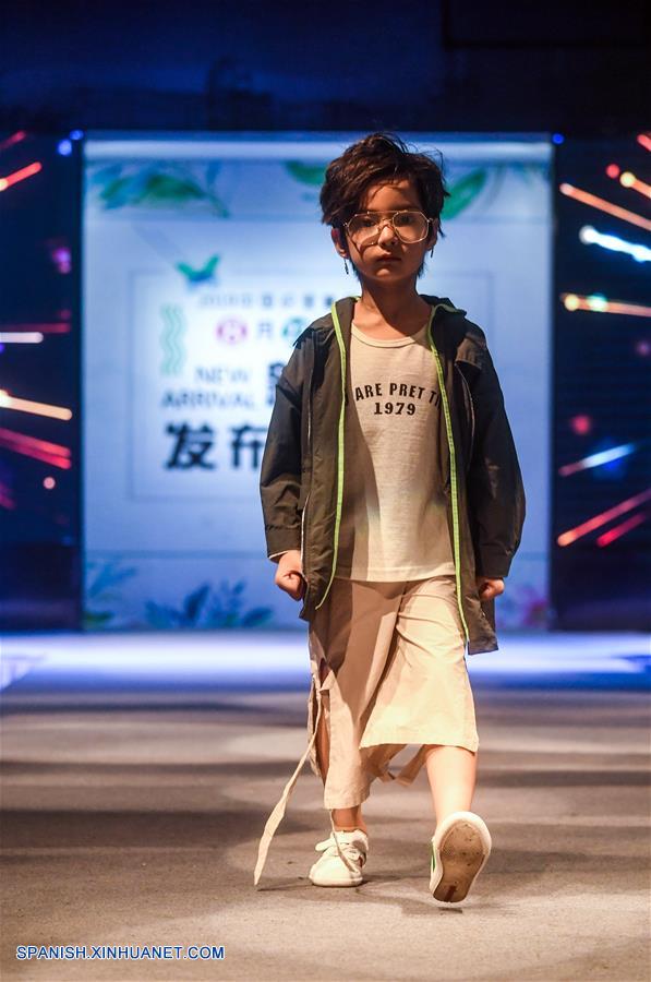 Zhejiang: Niños modelos presentan prendas de vestir en evento de  lanzamiento de nuevo producto 