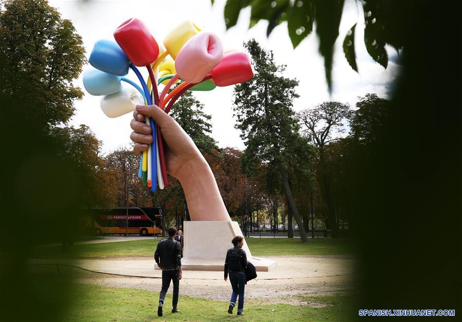 FRANCIA-PARIS-ESCULTURA-RAMO DE TULIPANES