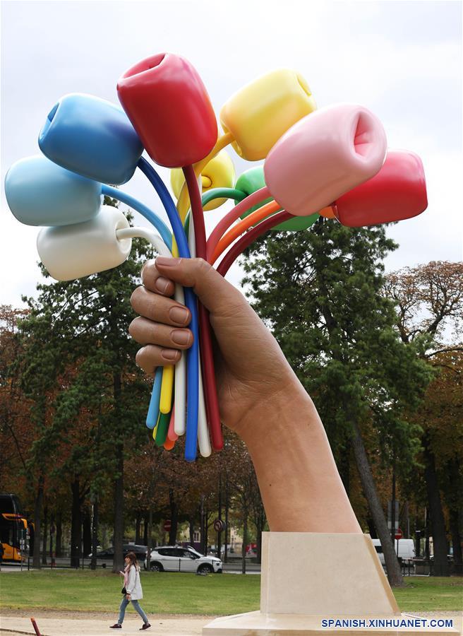 FRANCIA-PARIS-ESCULTURA-RAMO DE TULIPANES