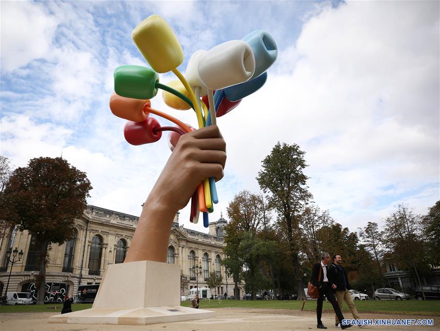 FRANCIA-PARIS-ESCULTURA-RAMO DE TULIPANES
