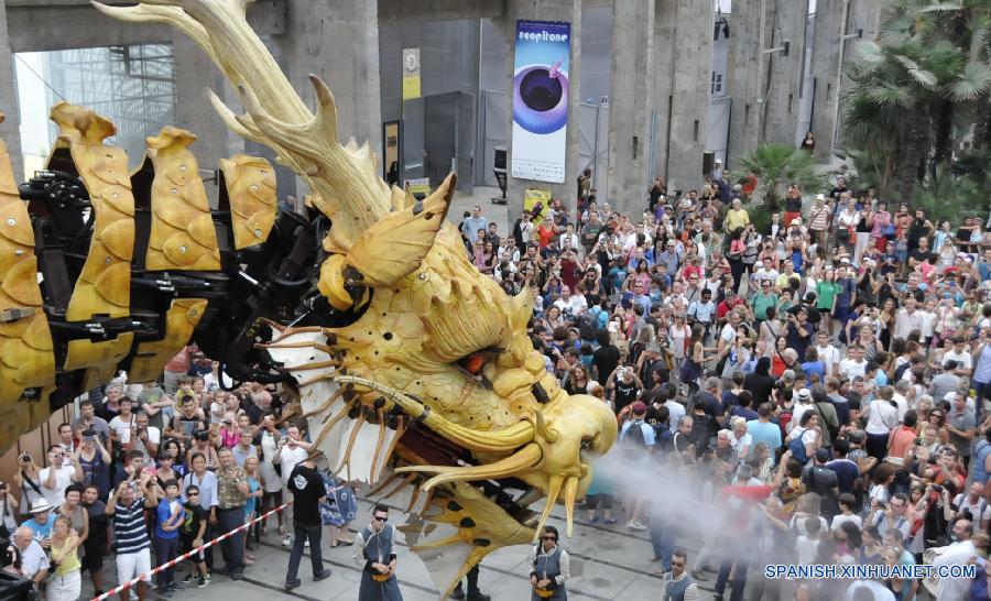La gente se reunió alrededor de un mecánico dragón caballo llamado Long Ma durante su representación en Nantes, Francia, el 22 de agosto de 2015. El Long Ma fue manufacturado en 2014 por la compañia francesa de producción La Machine con el propósito de celebrar el 50 aniversario de relaciones diplomáticas entre Francia y China. La gente se reunió alrededor de un mecánico dragón caballo llamado Long Ma durante su representación en Nantes, Francia, el 22 de agosto de 2015. El Long Ma fue manufacturado en 2014 por la compañia francesa de producción La Machine con el propósito de celebrar el 50 aniversario de relaciones diplomáticas entre Francia y China.