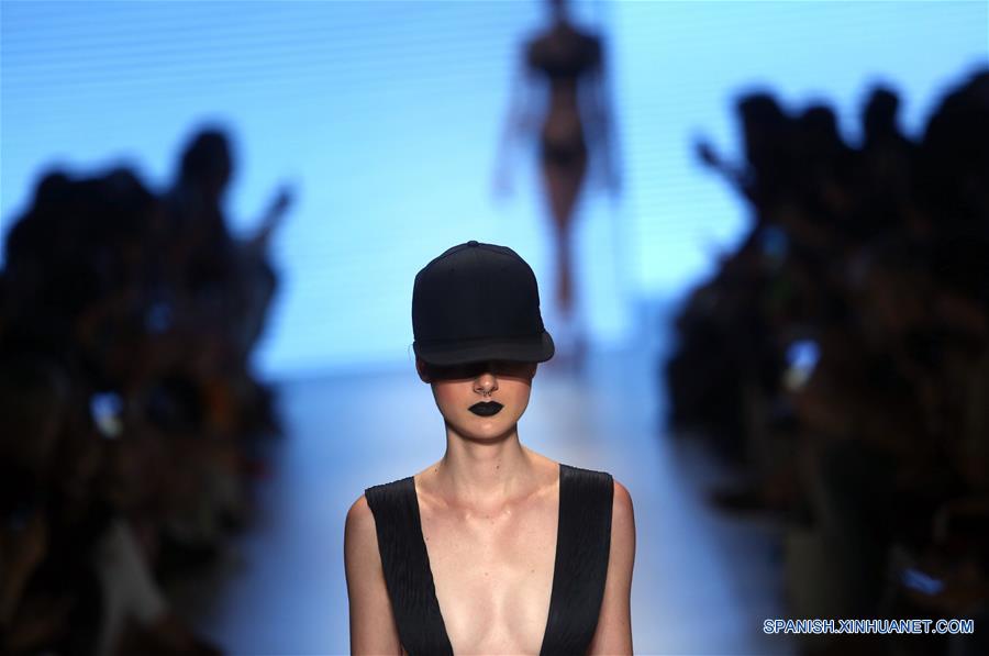 (19)BRASIL-SAO PAULO-MODA-SEMANA MODA