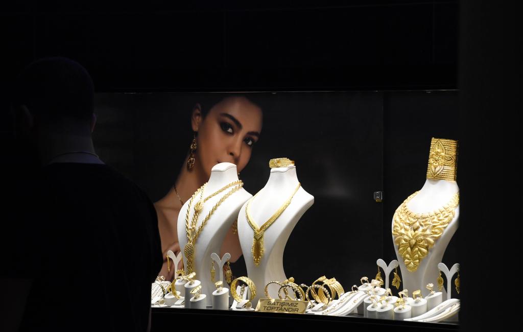 Adornos de oro en una tienda en Estambul, Turquía