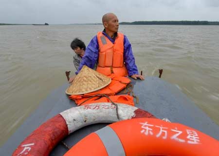Sube a 77 número de muertos en barco hundido en China