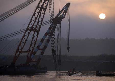 Equipo de rescate chino comienza a enderezar barco "Estrella de Oriente"