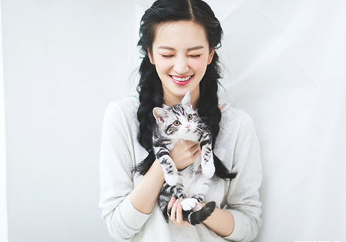 Actriz Huang Cancan posa con gatos