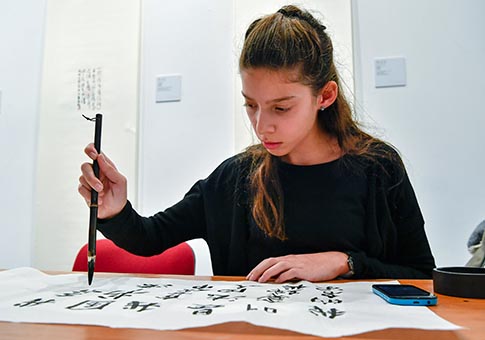 Exhiben piezas de caligrafía china de Zhang Xuguang en sede de UNESCO en París
