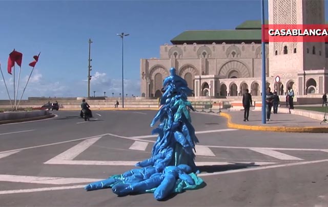 Artista china realiza performance en Casablanca