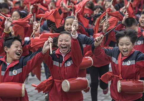 Alumnos aprenden artes populares en Yan'an, Shaanxi