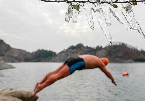 Nadador de invierno en el agua en parque de Jiangsu