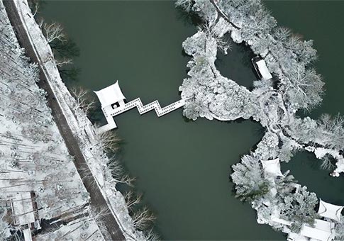 Vista aérea del paisaje nevado en el Parque Lord Bao en Hefei
