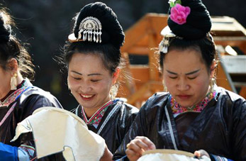Mujeres del grupo étnico Dong y sus trabajos de bordado