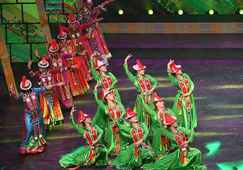 Artistas interpretan canción y bailan en Gran Teatro de Gannan, Gansu