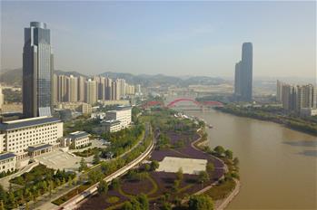 Vista aérea del paisaje del parque Maratón en Lanzhou