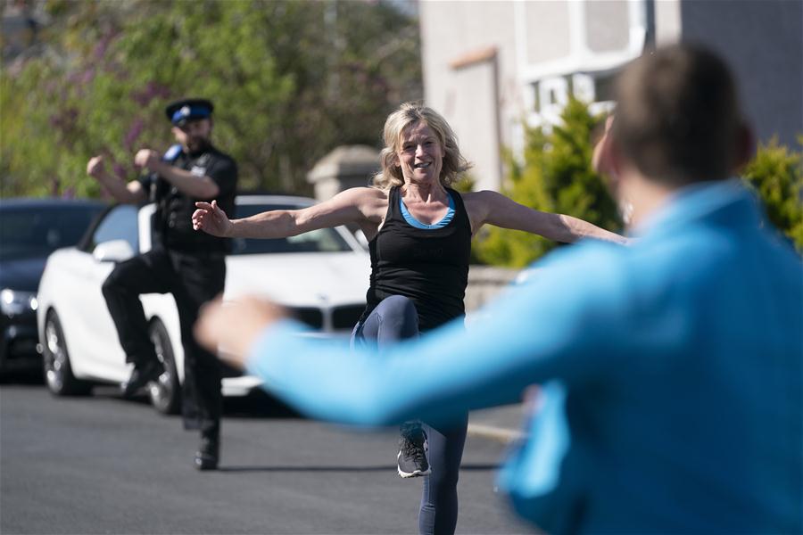 Reino Unido: Residentes participan en sesión de ejercicios y baile en Prestatyn