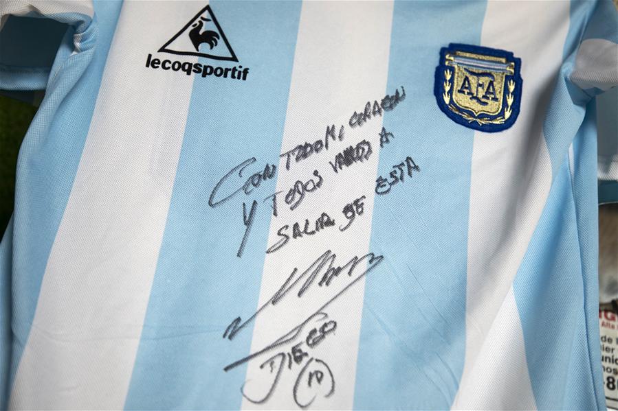 Fútbol: Sorteo de camiseta de Maradona desata impresionante ola de solidaridad en Argentina
