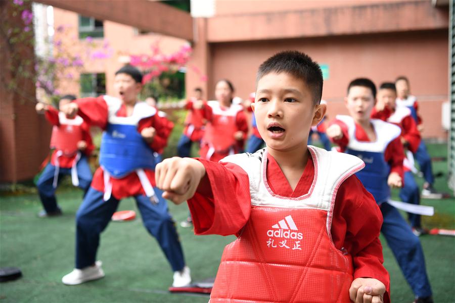 Reanudan clases de gimnasia en escuelas en Chongqing