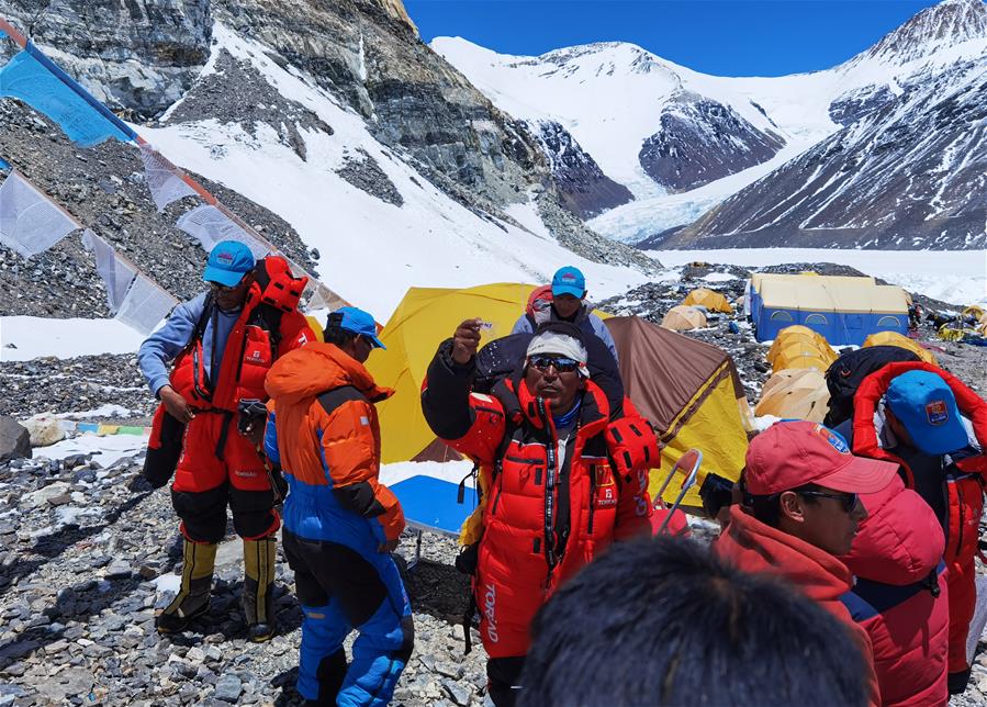Topógrafos chinos que miden el monte Qomolangma se dirigen al pico de nuevo después de retrasarse dos veces a causa de clima