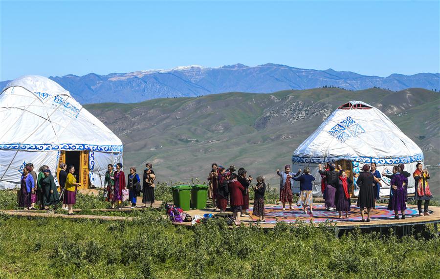 Xinjiang: Campamento al aire libre en distrito de Tekes