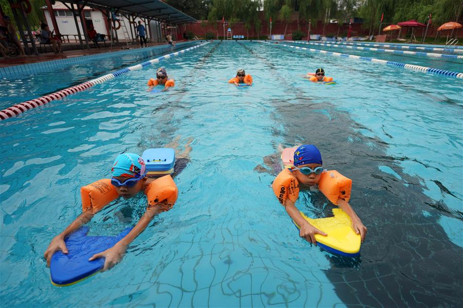 Hebei: Niños aprenden natación en Shahe