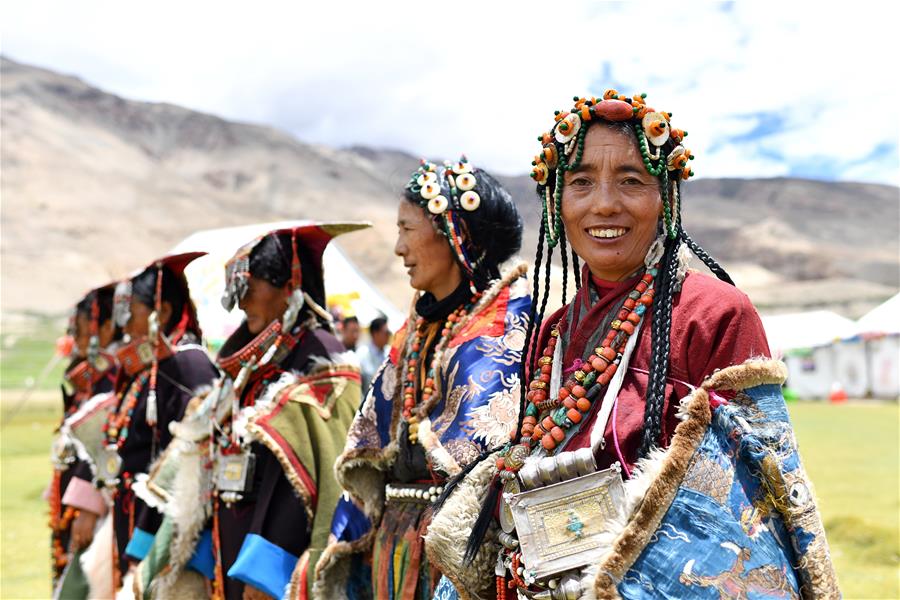 Mujeres portan vestimenta de Burang en Tíbet