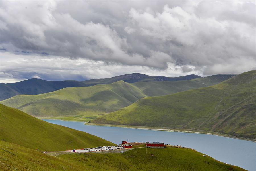 Paisaje del lago Yamzho Yumco en Tíbet