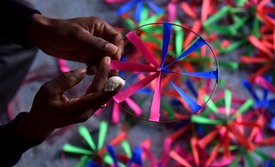 Juguetes de rueda de papel en Cachemira