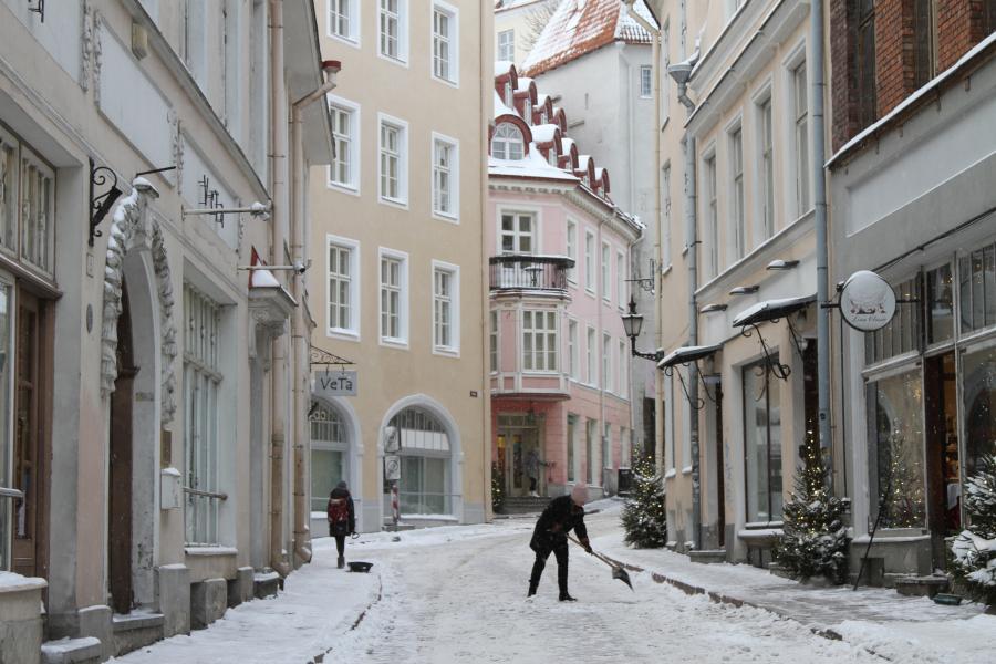 Paisaje nevado en Tallin, Estonia