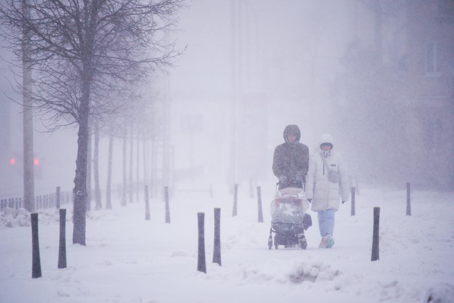 Fuerte nevada en Varsovia, Polonia